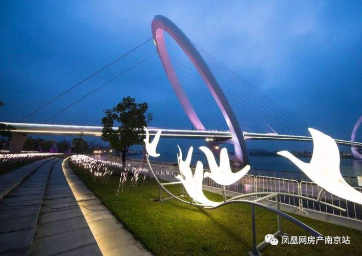 汛期前的南京眼步行桥 长江夹江畔的静谧时光